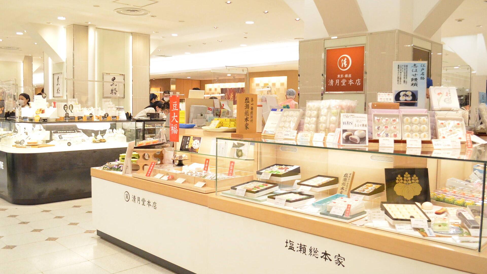 Intérieur de la pâtisserie Tsuki, ambiance minimaliste et élégante